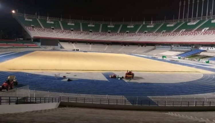 STADE DU 5 JUILLET :  LA PELOUSE REPRISE ET COUVERTE PENDANT LA GERMINATION